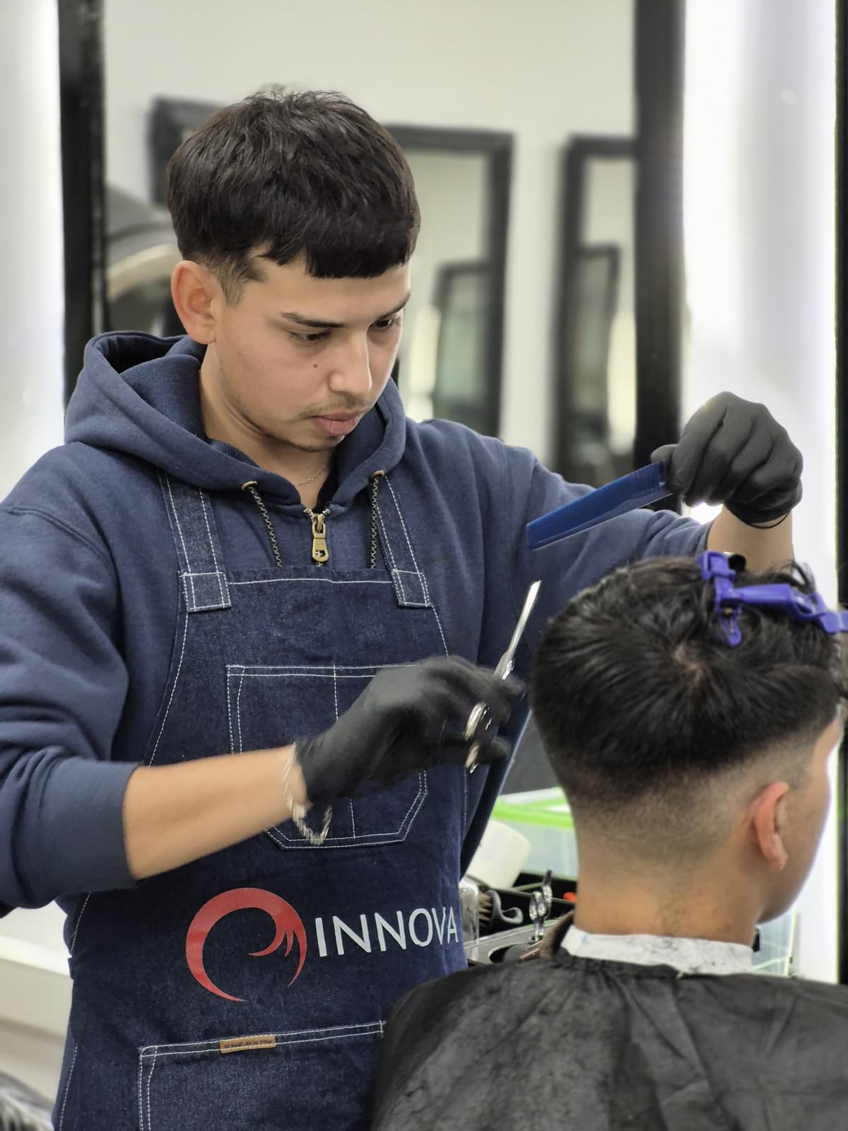 Alumno realizando práctica de corte - Curso de Barbería Esencial - Innova