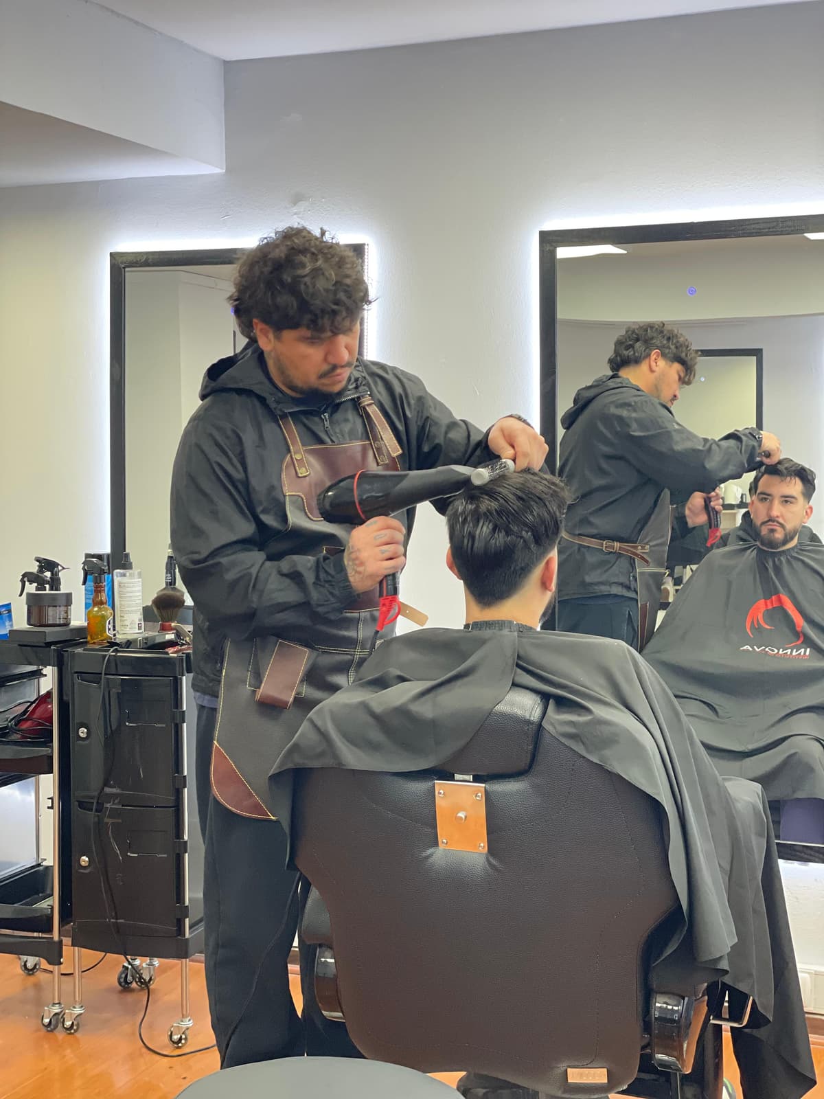 Demostración de brushing con cepillo térmico y secador - Curso de Barbería Esencial - Innova