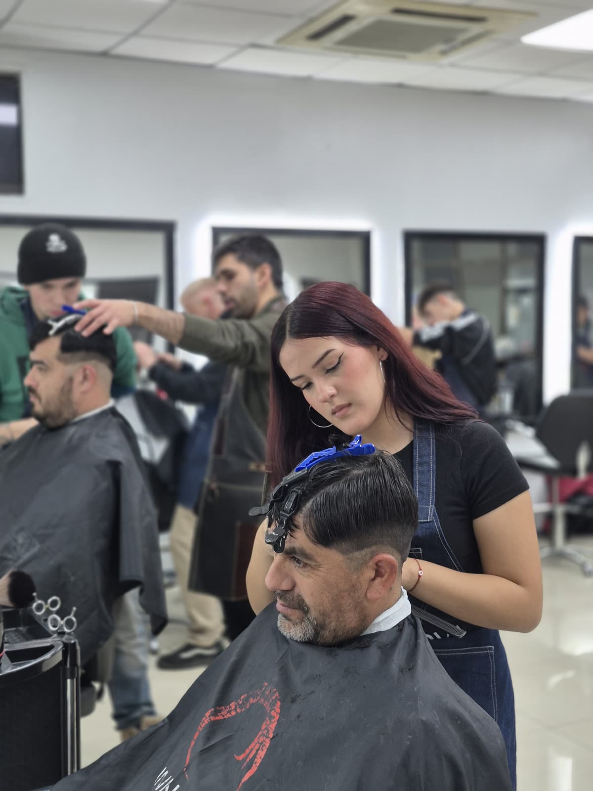 Futura Lady Barber en práctica - Curso de Barbería Esencial - Innova