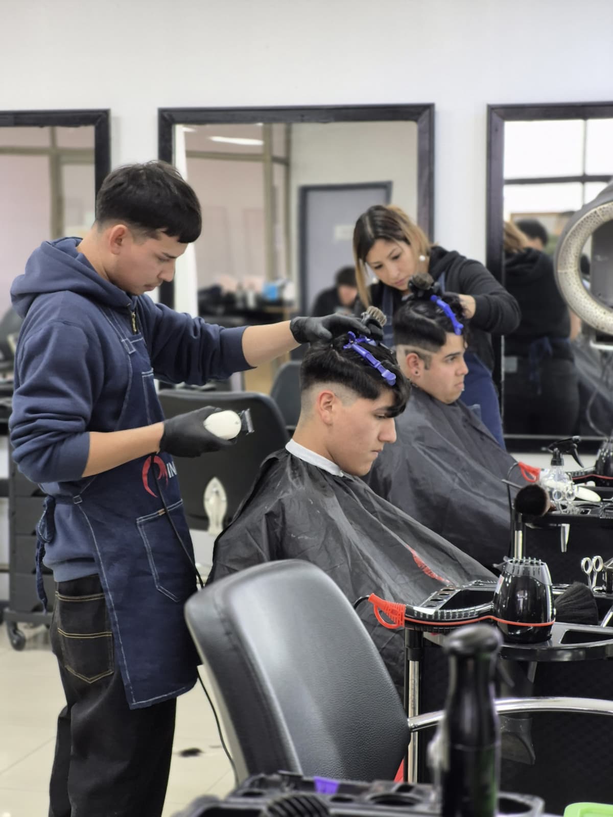 Alumno realizando práctica de corte con máquina clipper - Curso de Barbería Esencial - Innova