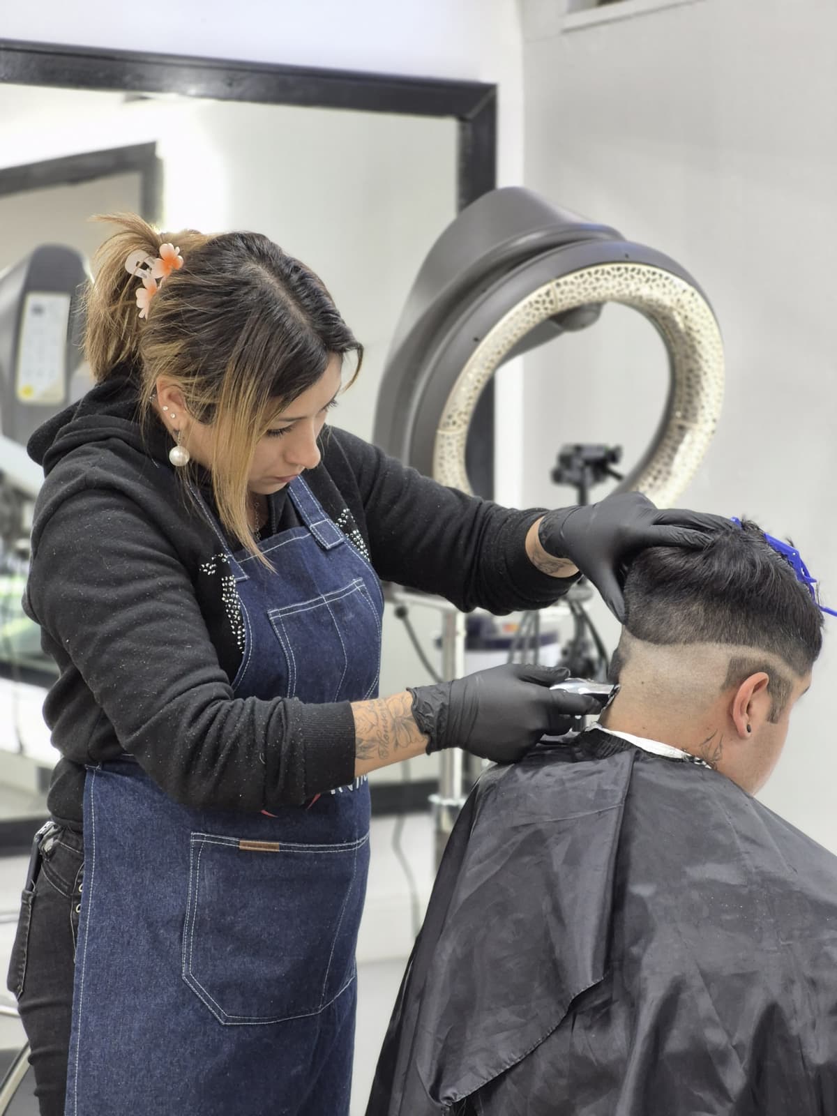 Alumna realizando práctica de mid-fade - Curso de Barbería Esencial - Innova