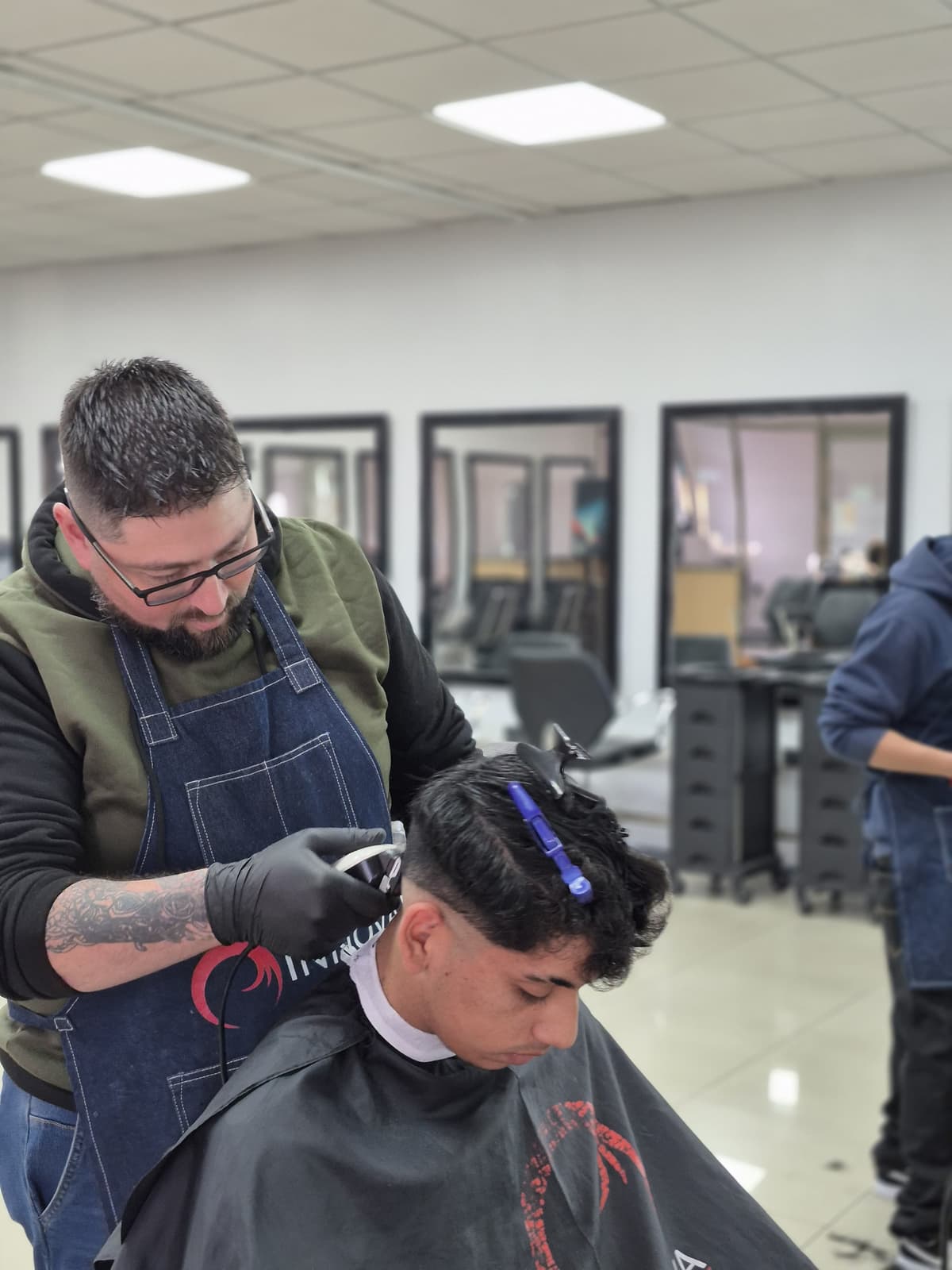Alumno realizando práctica de low-fade - Curso de Barbería Esencial - Innova