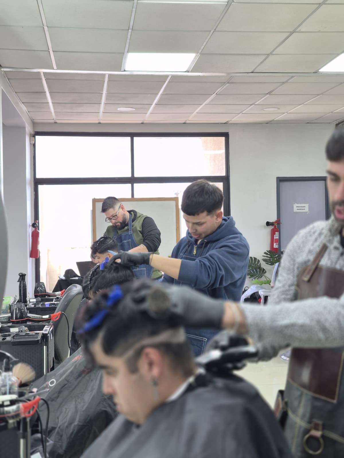Alumnos en práctica guiada por instructor - Curso de Barbería Esencial - Innova