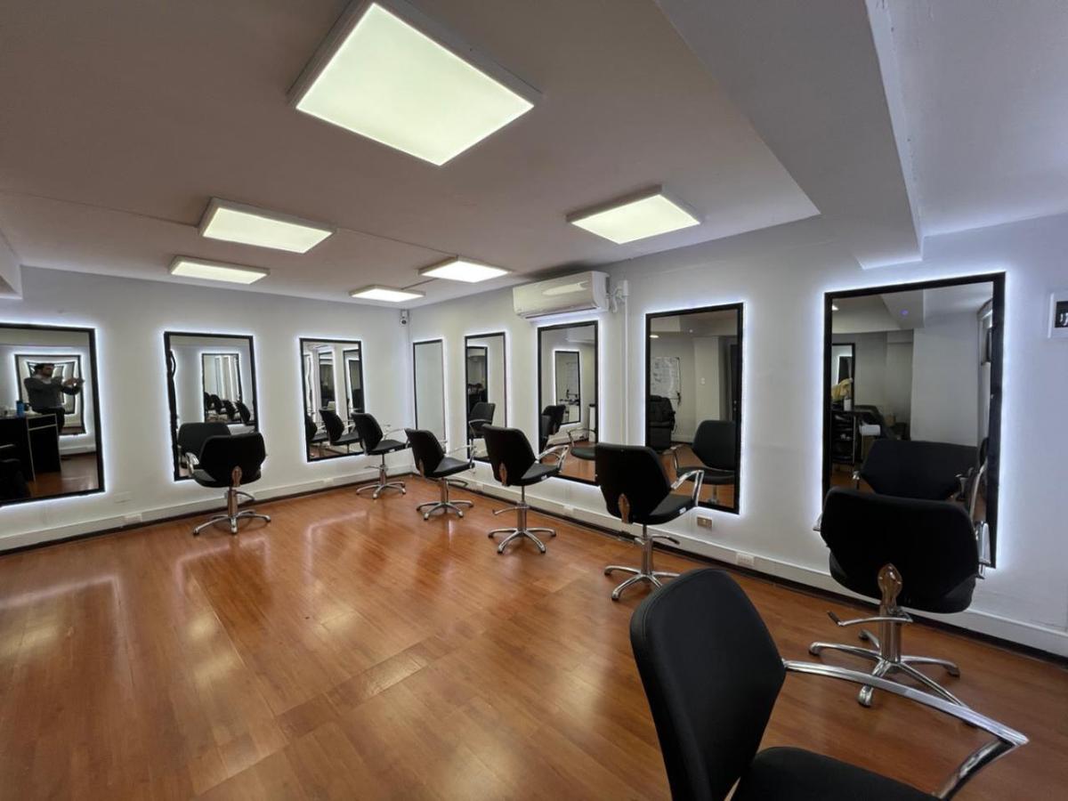 Sala de Práctica Sede Santiago - Curso de Barbería en Santiago - Innova')}
