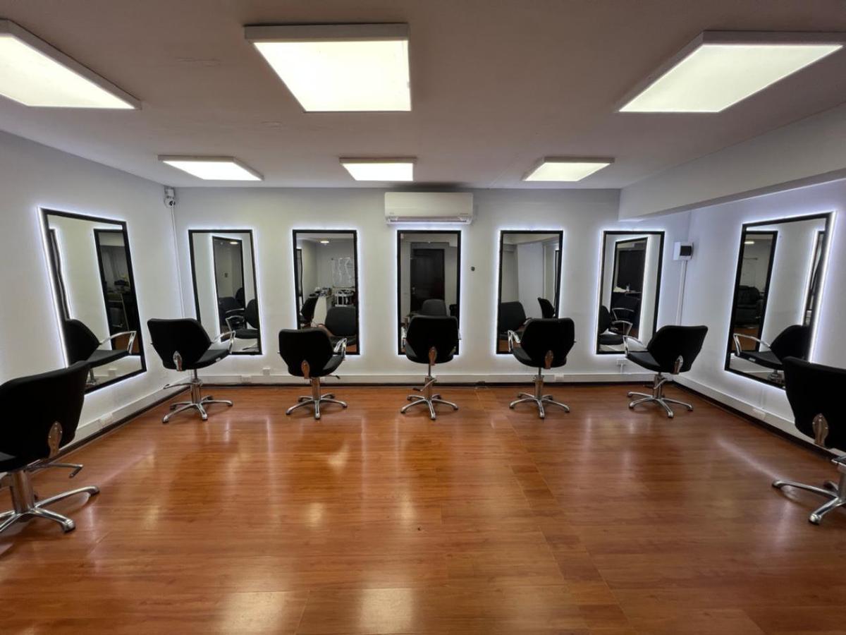 Sala de Práctica Sede Santiago - Curso de Barbería en Santiago - Innova')}