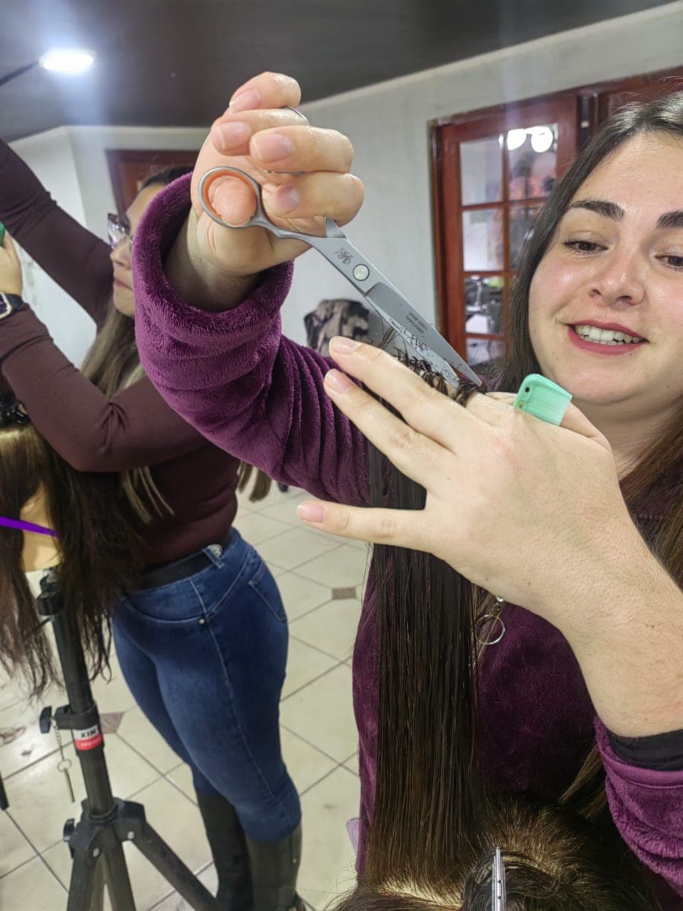 Proyecciones a 90 grados en elevación. Corte point cutting (a punta de tijera) para crear suavidad y textura en el perímetro. - Curso de Cutting Experience - Innova