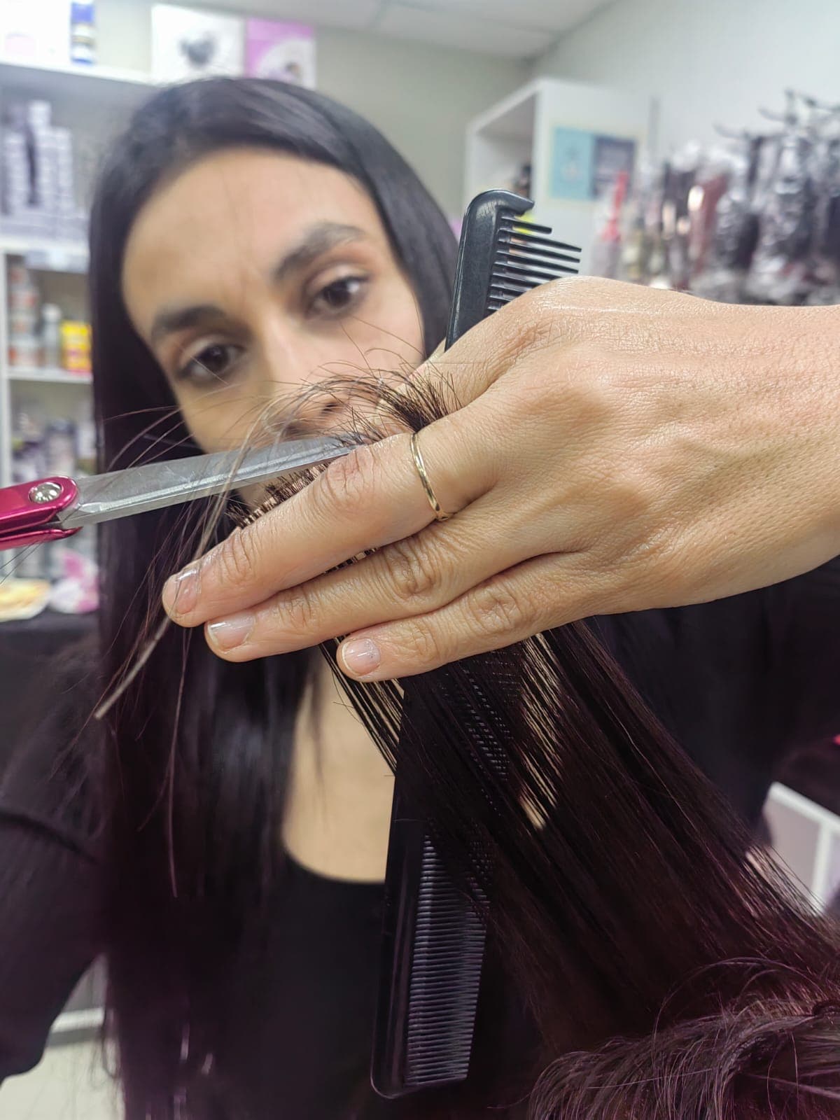 Alumnas observando la guía de corte para lograr un excelente resultado. La Presicion y excelente postura favorece el resultado de cada corte de cabello - Curso de Cutting Experience - Innova