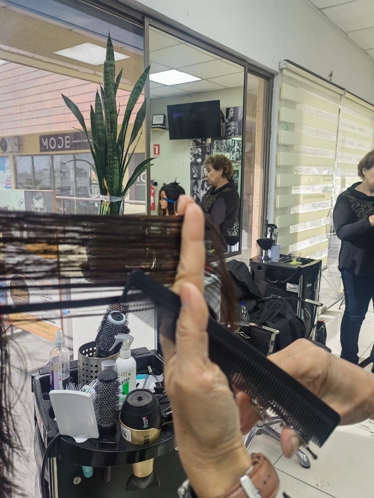 Protección de cabello sobre la segunda falange, así evitamos accidentes y no se pierde la guía fija o guía móvil de acuerdo al sentido del corte. - Curso de Cutting Experience - Innova