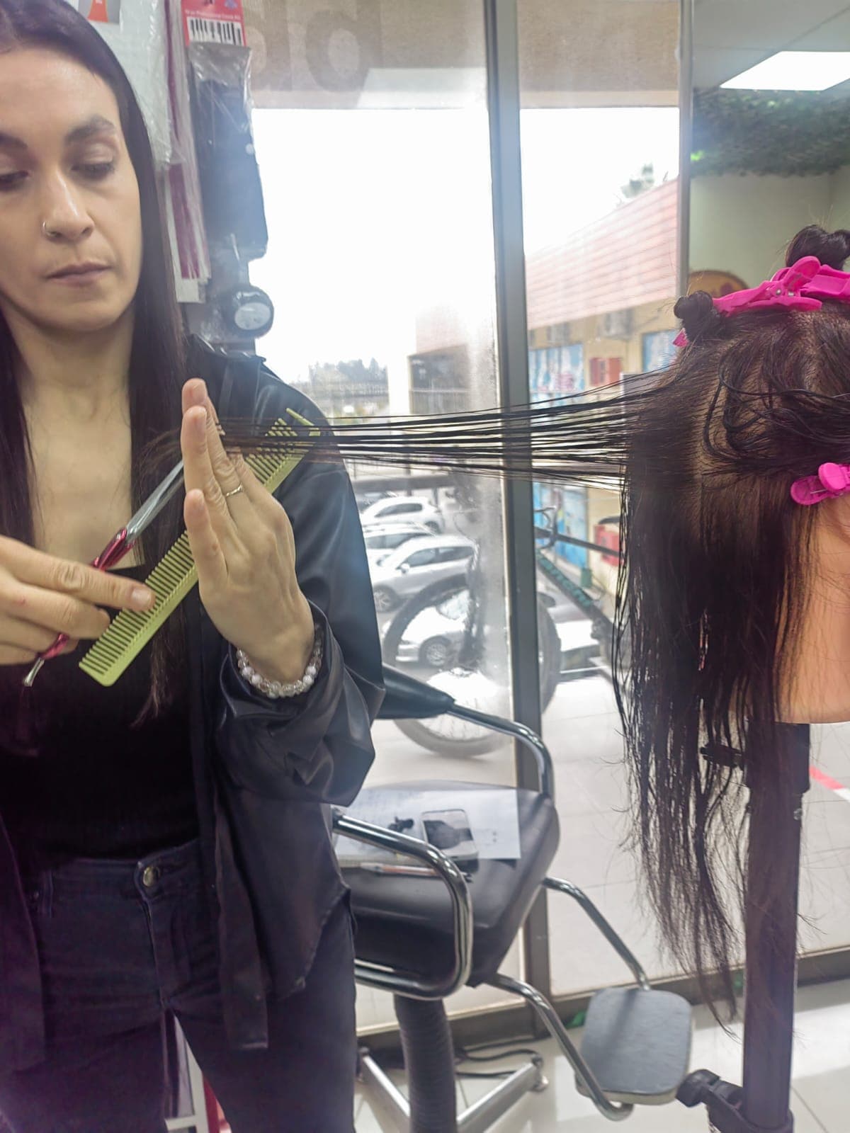 Ejercicio de protección a 90 grados sobre su base manteniendo la tensión en la distribución y cortando en point cutting o punta de tijera. - Curso de Cutting Experience - Innova