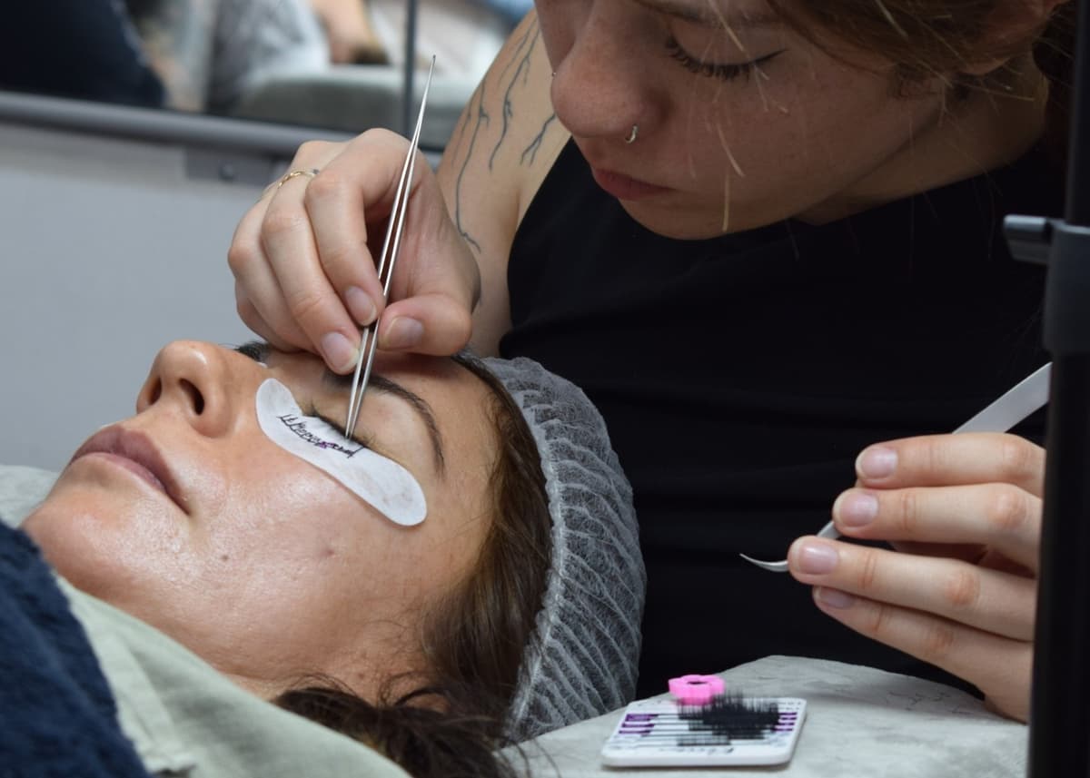 Aplicación de extensión de pestañas pelo a pelo a una modelo. - Curso de Extensión de Pestañas - Innova