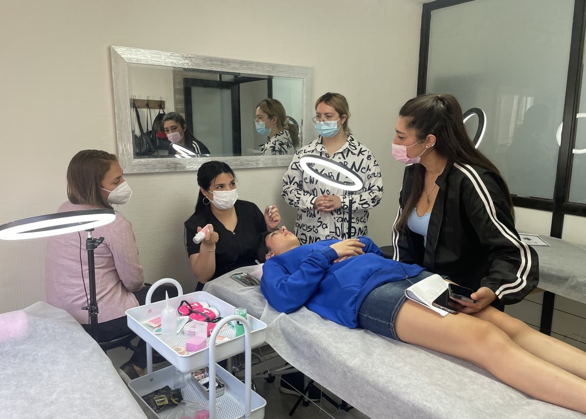 Demostración por parte de instructora en modelo real - Curso de Extensión de Pestañas - Innova