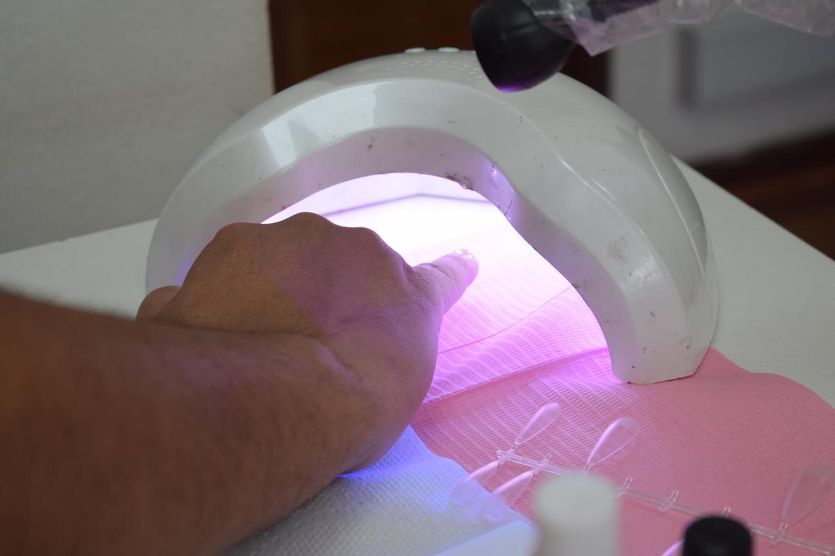 Curado completo con lámpara UV de los tips - Curso de Manicure Spa mención uñas Softgel y Polygel - Innova
