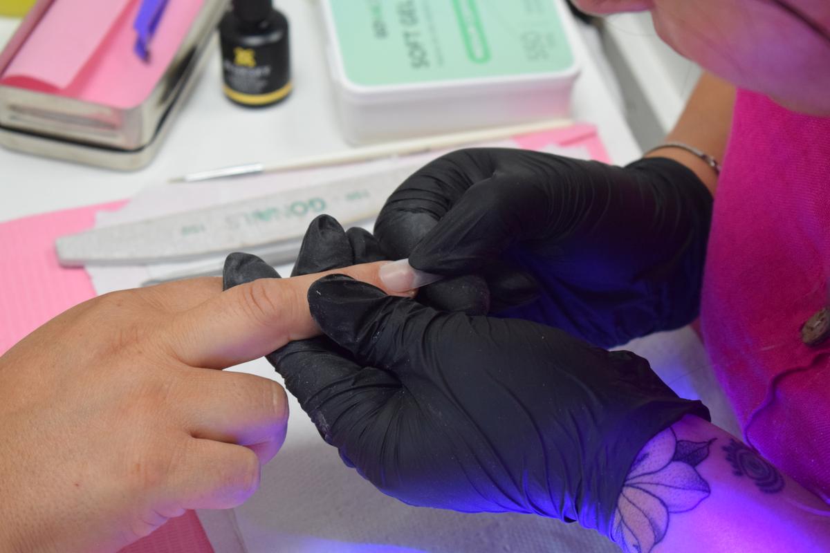  adhesión del tips con adhesivo strong para softgel - Curso de Manicure Spa mención uñas Softgel y Polygel - Innova