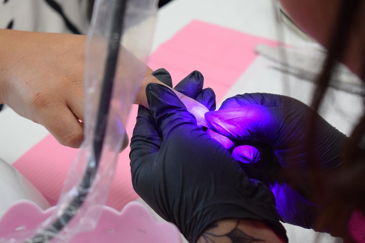 Adhesión del tips con luz ultravioleta manual para fijación inicial - Curso de Manicure Spa mención uñas Softgel y Polygel - Innova