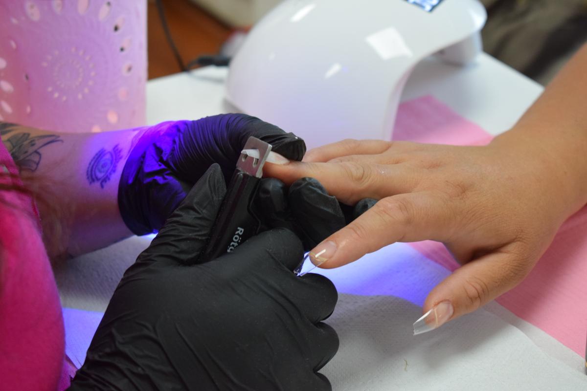 Corte de tips de softgel para limar y darle acabado al diseño de la uña - Curso de Manicure Spa mención uñas Softgel y Polygel - Innova