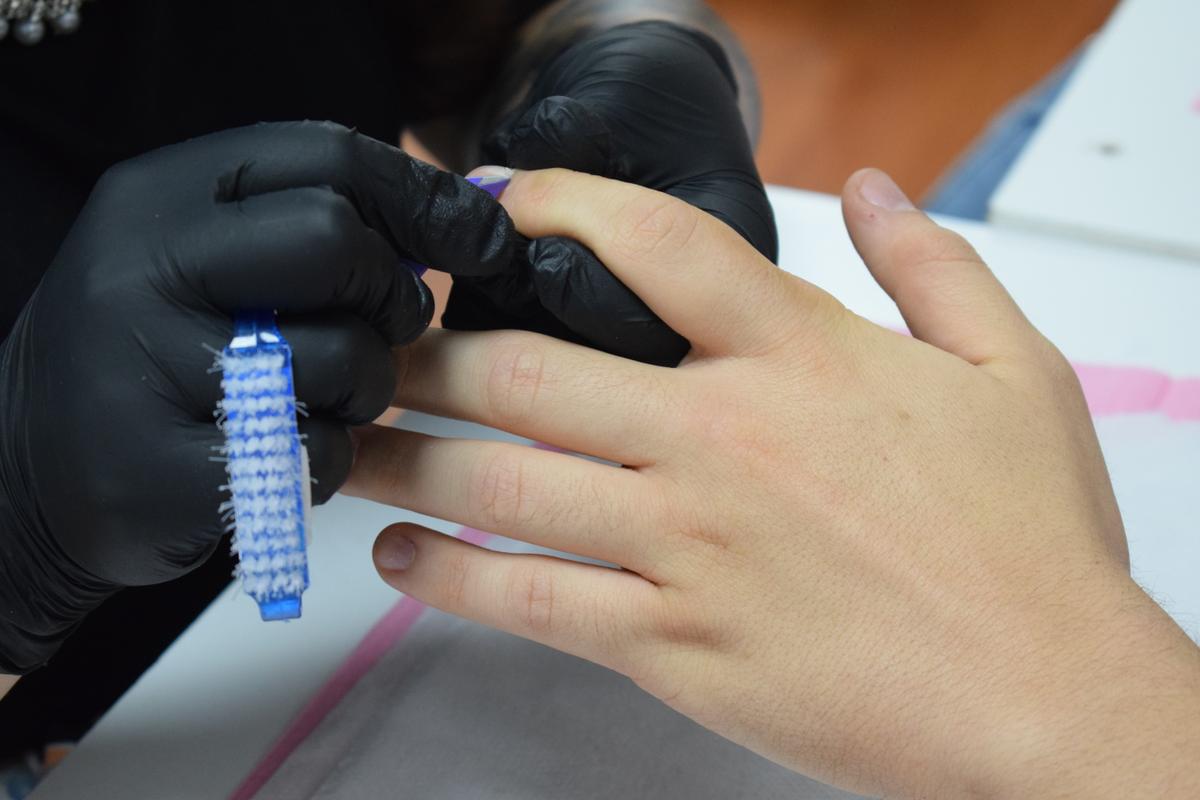 Limpieza y asepcia de uñas y cutículas - Curso de Manicure Spa mención uñas gel y acrílicas - Innova
