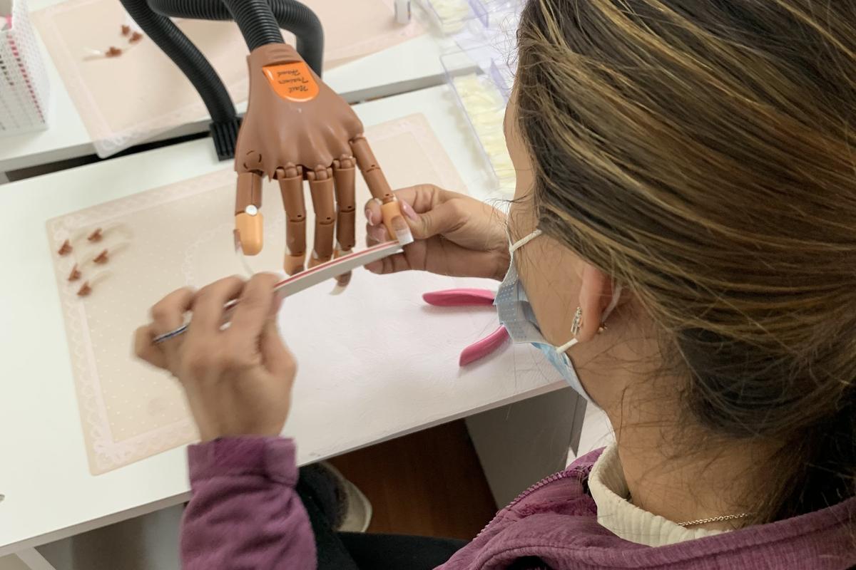 Tratamiento de parafinoterapia posterior a un trabajo de esmaltado permanente - Curso de Manicure Spa mención uñas gel y acrílicas - Innova