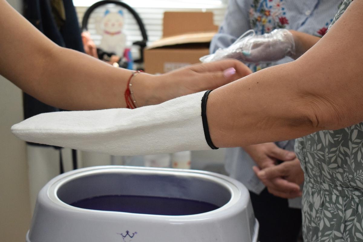 Tratamiento de parafinoterapia para darle hidratación a la mano luego de un trabajo de esmaltado permanente - Curso de Manicure Spa mención uñas gel y acrílicas - Innova