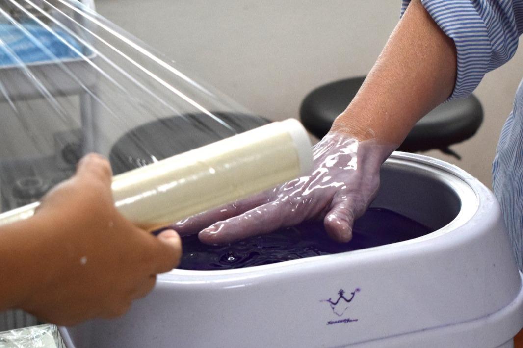 Tratamiento de parafinoterapia posterior a un trabajo de esmaltado permanente - Curso de Manicure Spa mención uñas gel y acrílicas - Innova