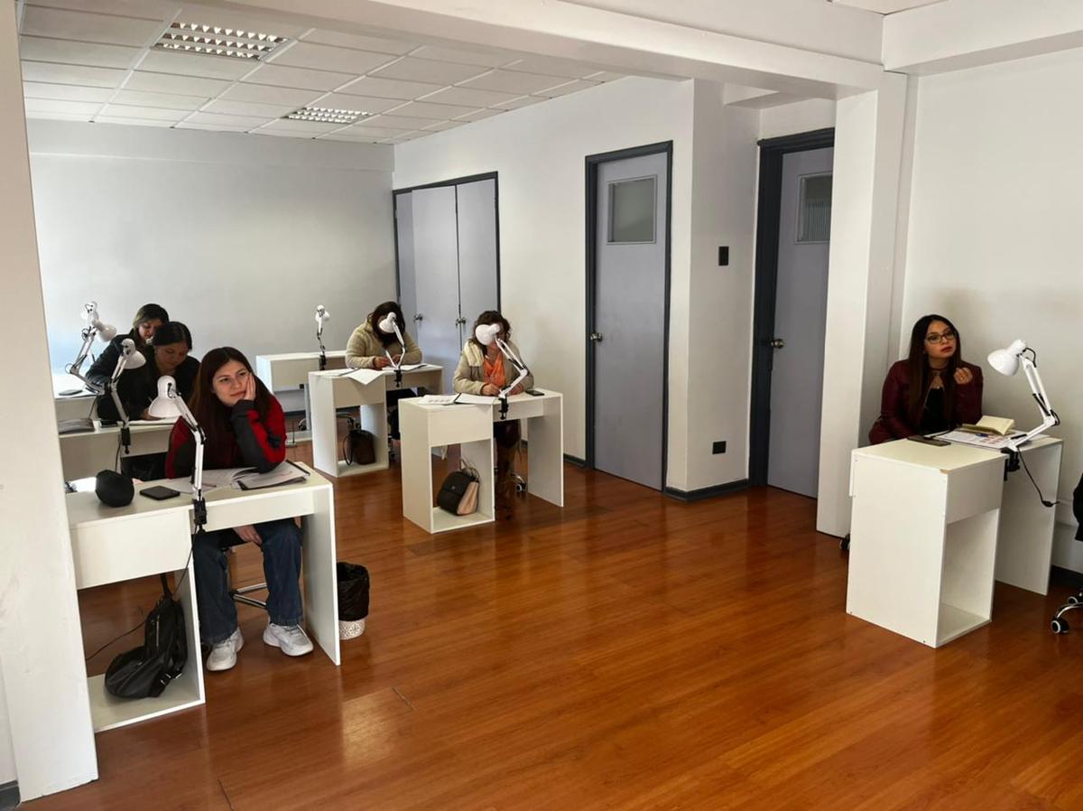Sala Manicure Sede Concepción - Curso de Manicure Spa mención uñas Softgel y Polygel - Innova