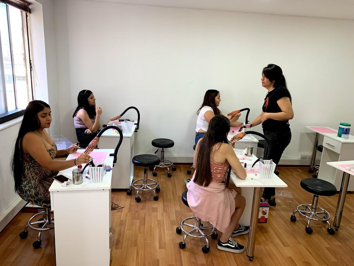Sala Manicure Sede Santiago - Curso de Manicure Spa mención uñas Softgel y Polygel - Innova