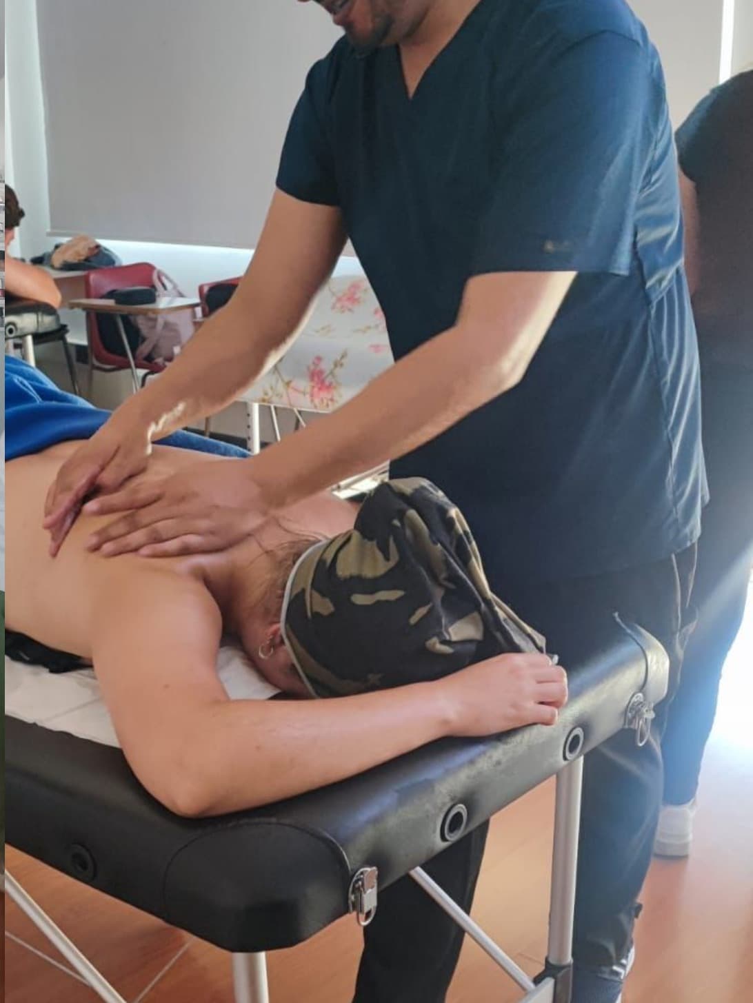 Clase Práctica Masaje descontracturante en Espalda - Curso de Masoterapia - Innova