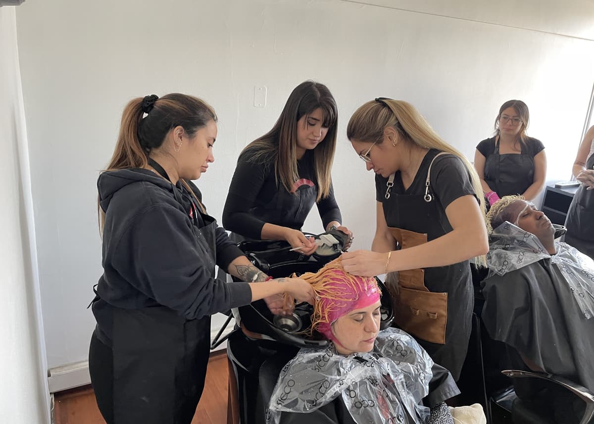 Realización de Visos en cabello de modelo - Curso de Peluquería - Innova