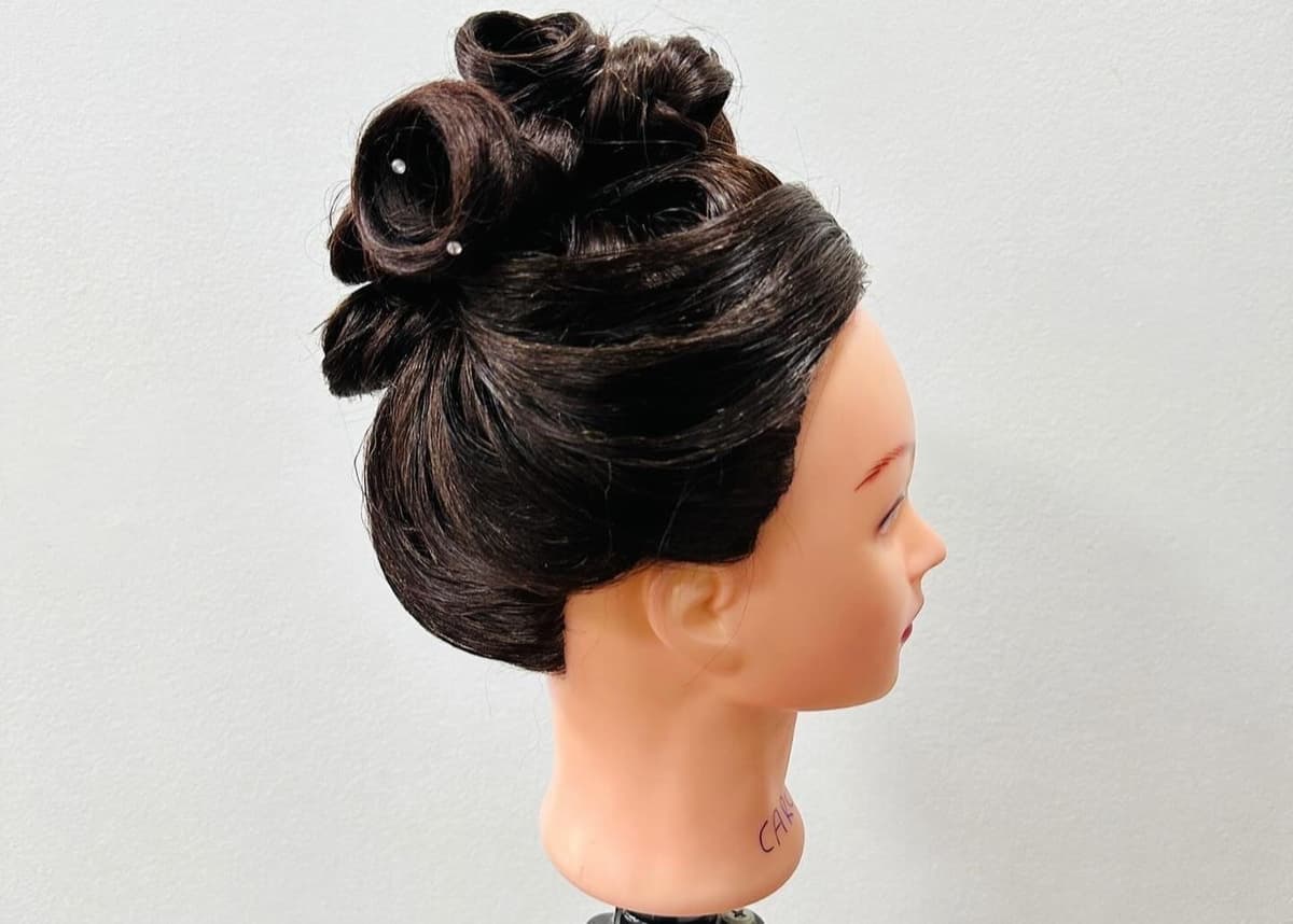 Peinado realizado en clases por alumna en cabeza técnica - Curso de Peluquería - Innova