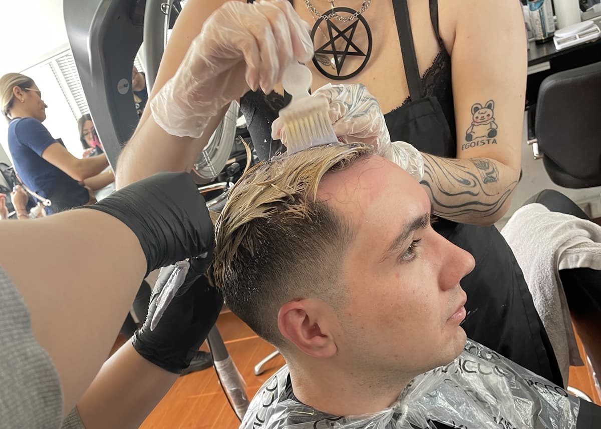 Decoloración global sobre modelo realizado por alumnas. - Curso de Peluquería - Innova