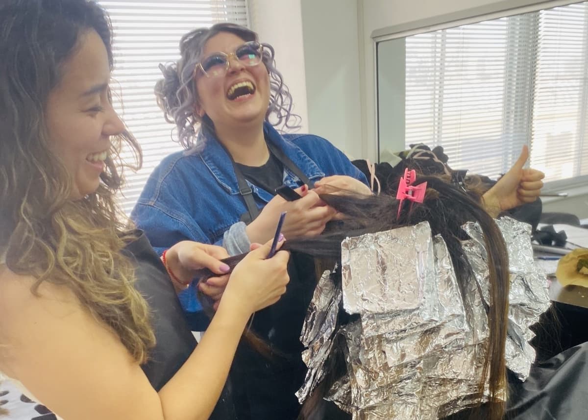 Aplicando coloración con mechas de papel aluminio en el cabello. - Curso de Peluquería - Innova