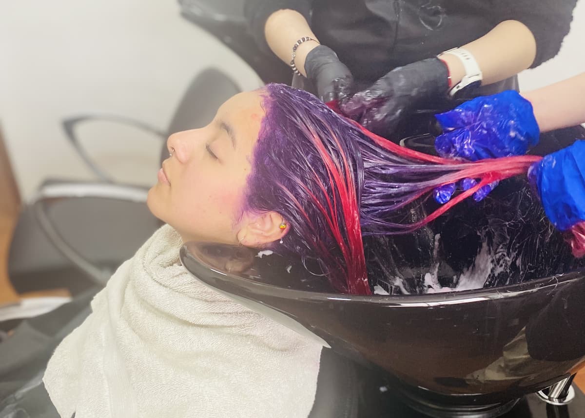 Aplicación de técnicas de coloración de cabello por alumnas - Curso de Peluquería - Innova