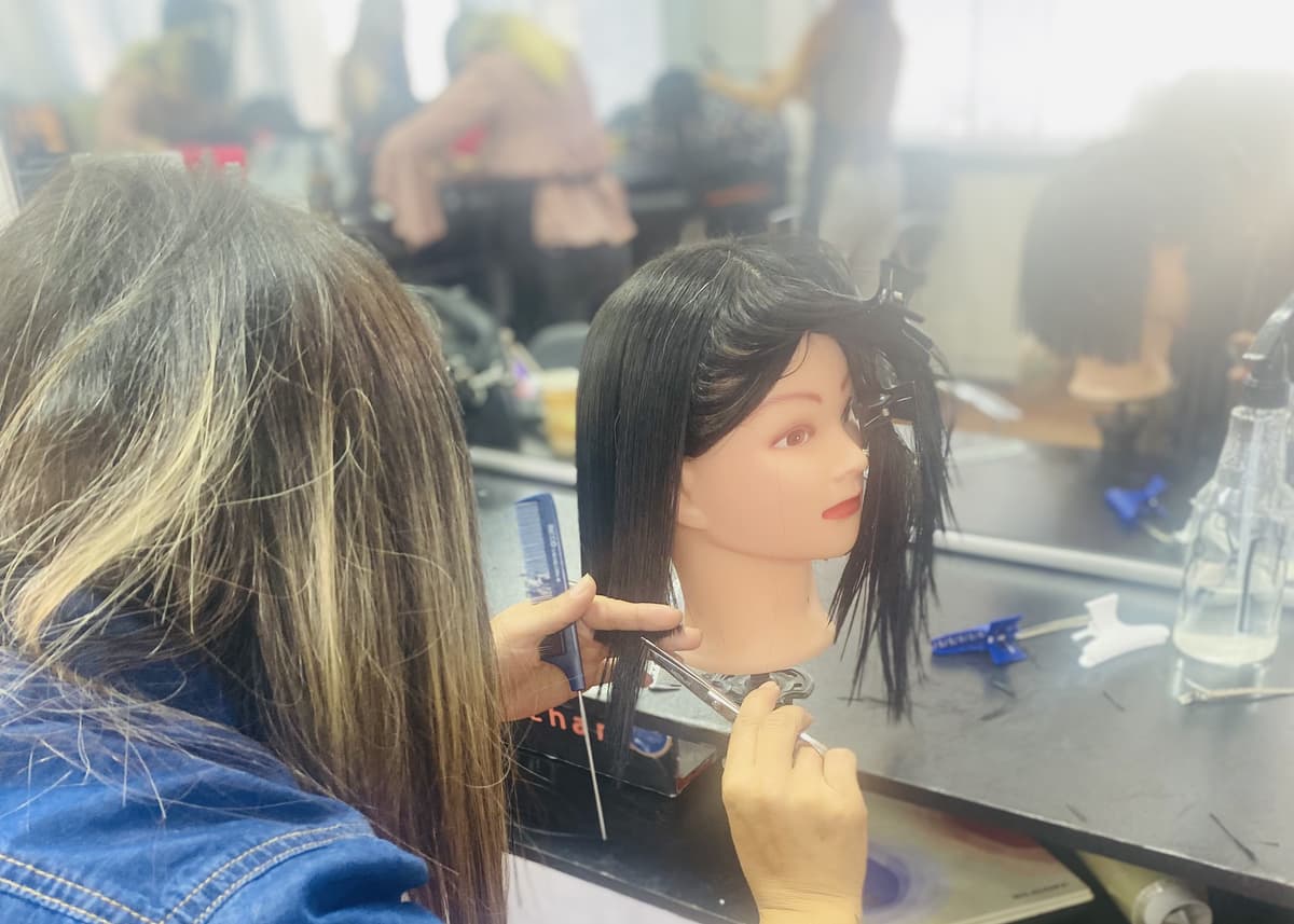 Corte de cabello sobre cabeza técnica por alumna. - Curso de Peluquería - Innova