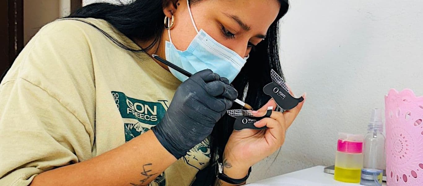 Alumna curso de manicura trabajando sobre su propia mano