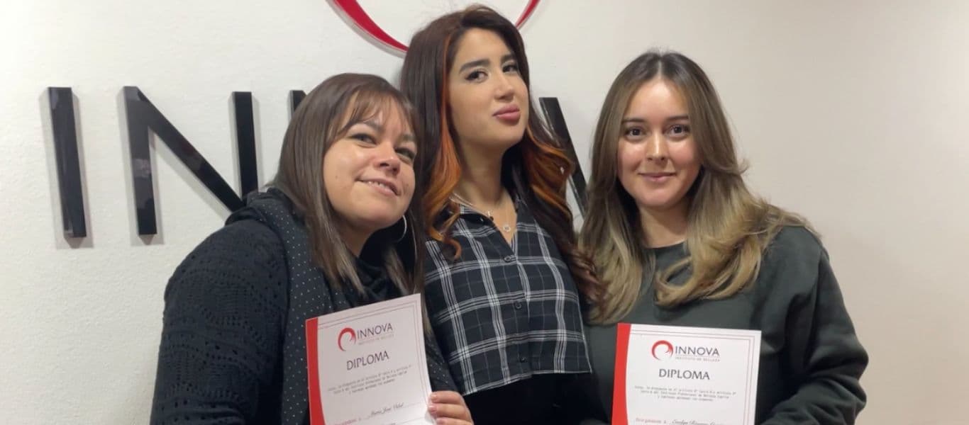 Alumnas de curso de peluquería recibiendo su certificado notariado