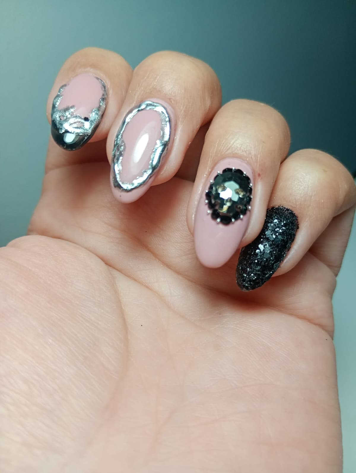 Manicura con efectos en relieve y joya skull hematita acompañada de cristales negros ss8 con terminaciones en buliones de acero - Taller 3d: Relieves en Gel y Cristales - Innova