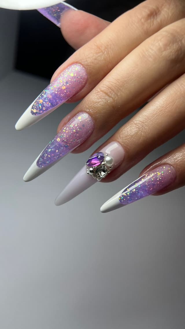 Manicure con joyeria en 3D. Cristal Chatón premium heliotrope de 6mm. Acompañada de cristales, perlas y buliones de acero - Taller 3d: Relieves en Gel y Cristales - Innova