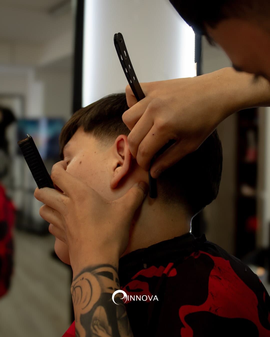 Práctica de corte y perfilado en una clase de barbería de Instituto Innova